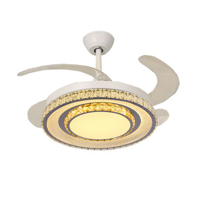 Ventiladores de teto com lâmpadas e lâminas retráteis