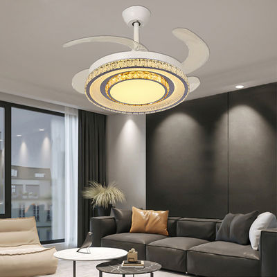 Ventiladores de teto com lâmpadas e lâminas retráteis