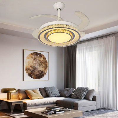 Ventiladores de teto com lâmpadas e lâminas retráteis