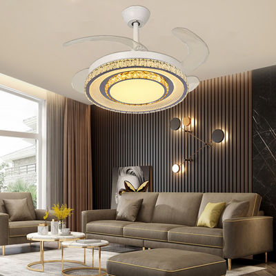 Ventiladores de teto com lâmpadas e lâminas retráteis